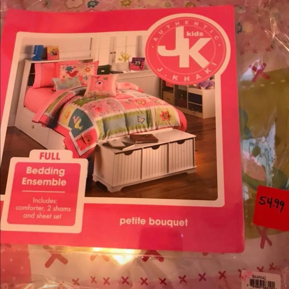 Comforter set. Used once as decor in my lil 🧒room